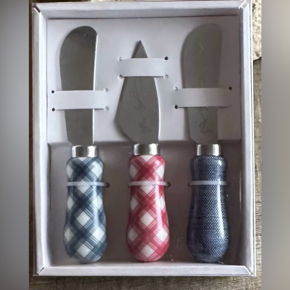 Dolly Parton’s Au Gratin Mini Cast Iron Pan-3 Cheese Spreaders-2 Pot Holders - Picture 4 of 9